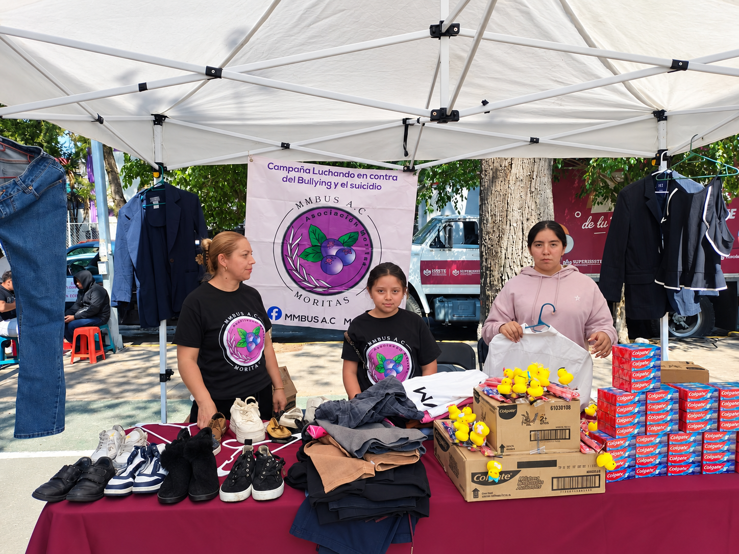 Voluntarias de Fundación Moritas en un bazar de la campaña Luchando en contra del Bullying y el Suicidio, con ropa, calzado y despensa donados