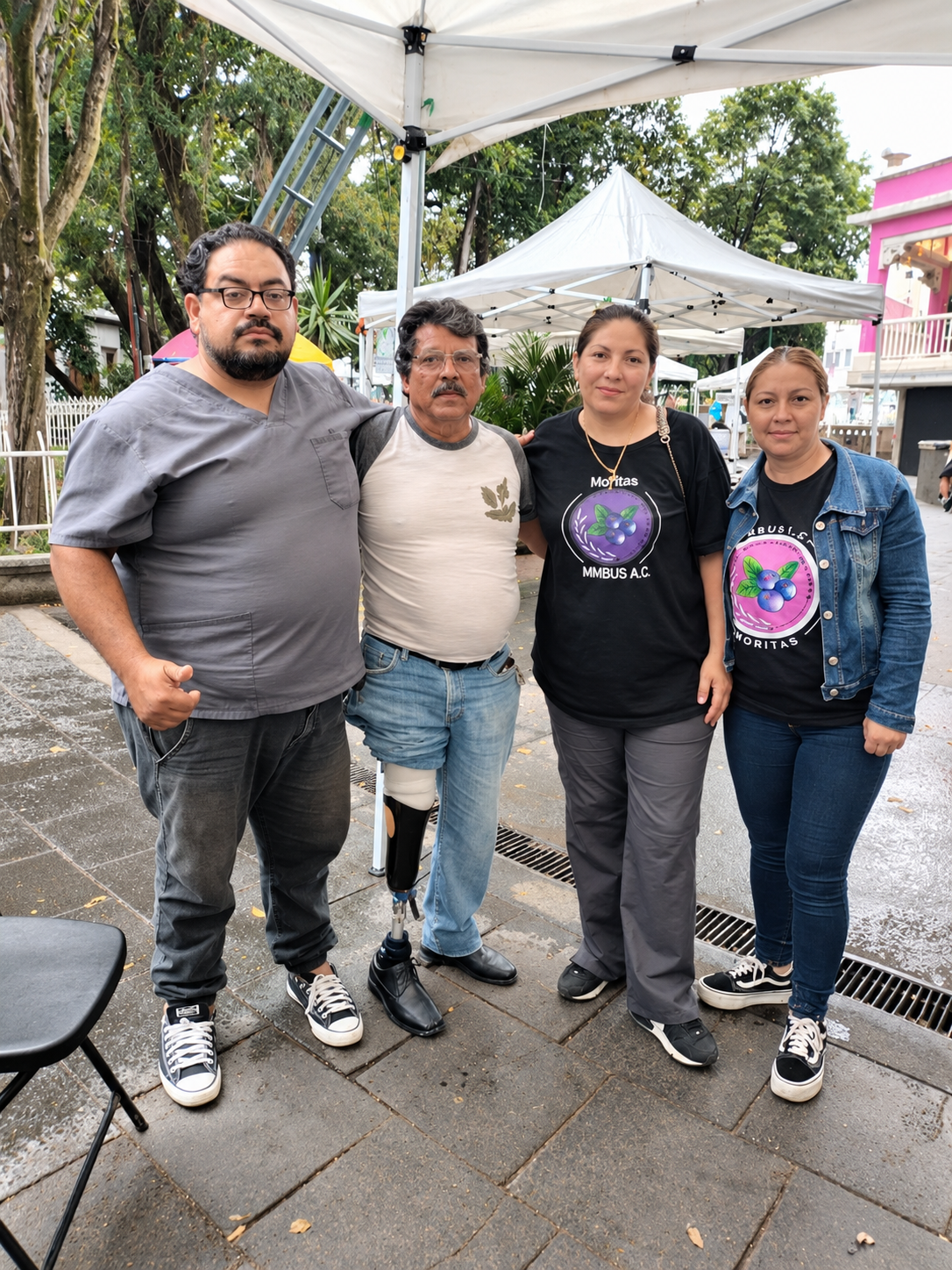 Integrantes de Fundación Moritas junto a una persona con prótesis de pierna en un evento de la fundación
