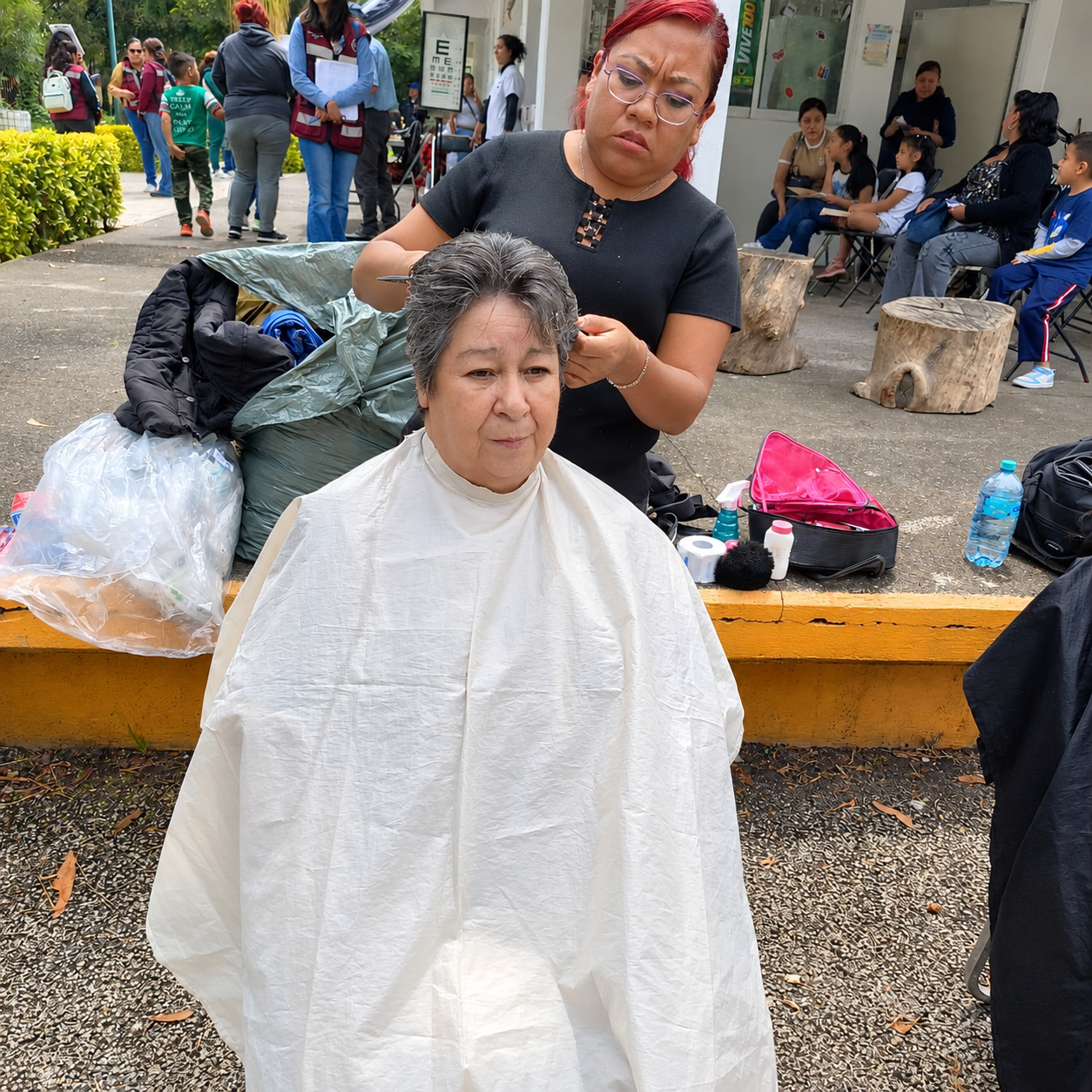 Brigada de salud de Fundación Moritas: corte de cabello gratuito para una persona de la comunidad