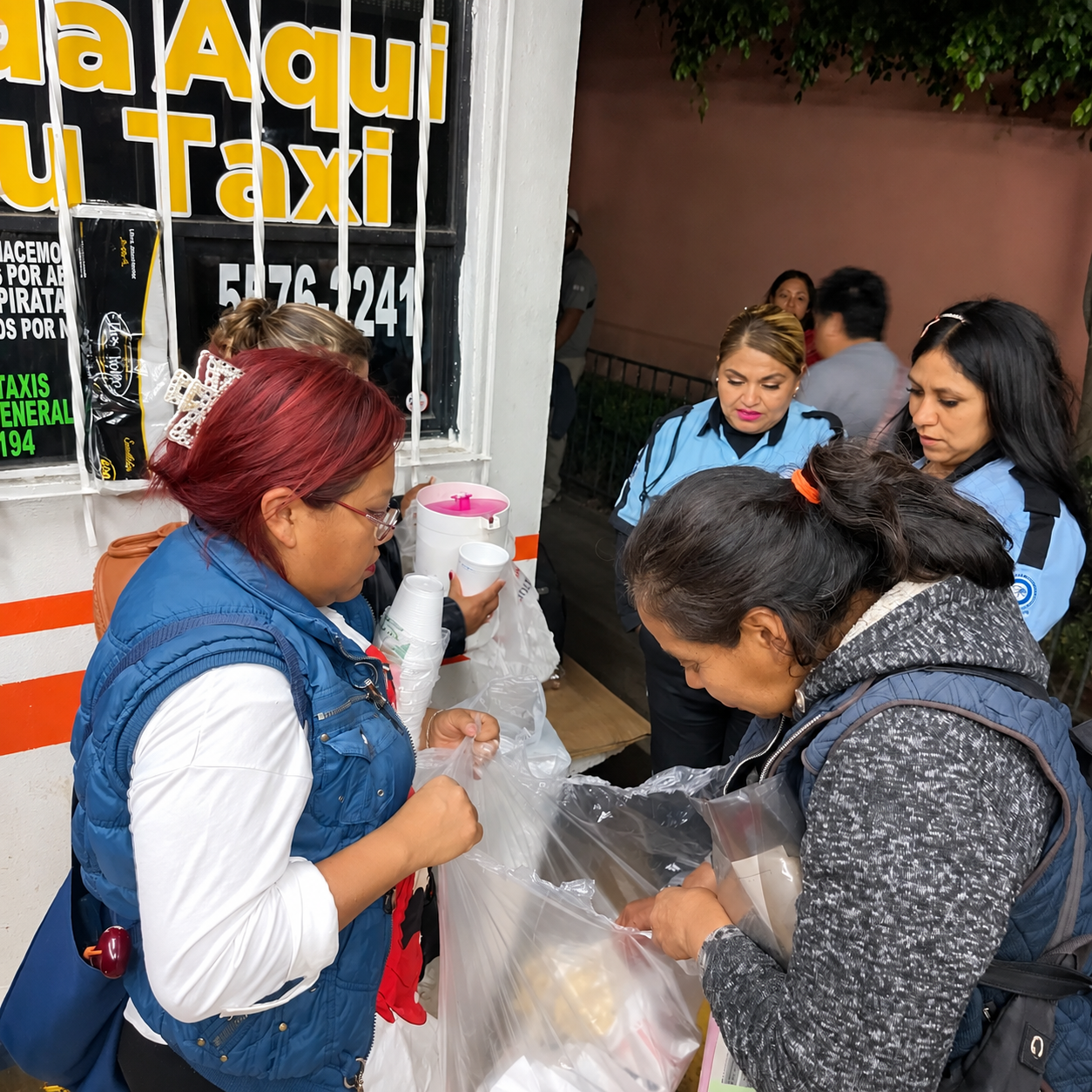 Voluntarias de Fundación Moritas sirven bebida caliente a la comunidad durante la noche