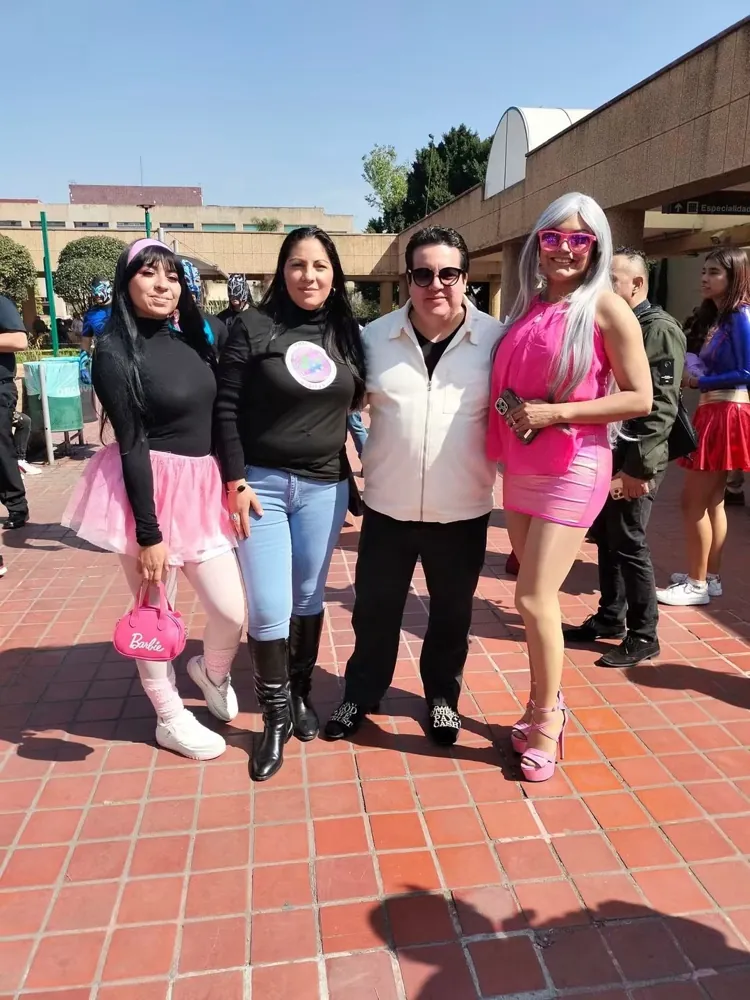 Grupo de asistentes con disfraces en un evento de la fundación