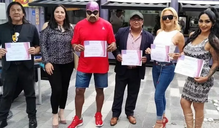 Seis personas muestran sus constancias de reconocimiento