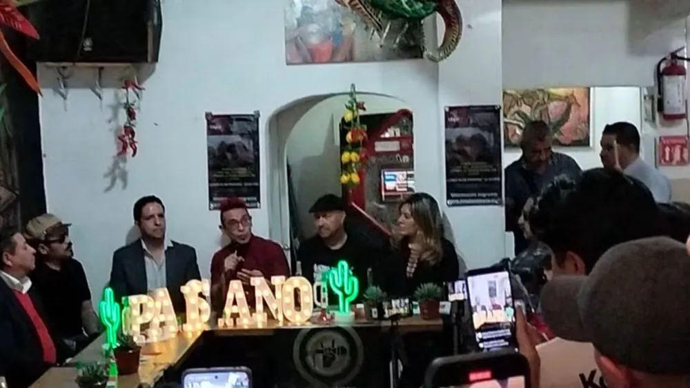 Rueda de prensa en un local con varios asistentes