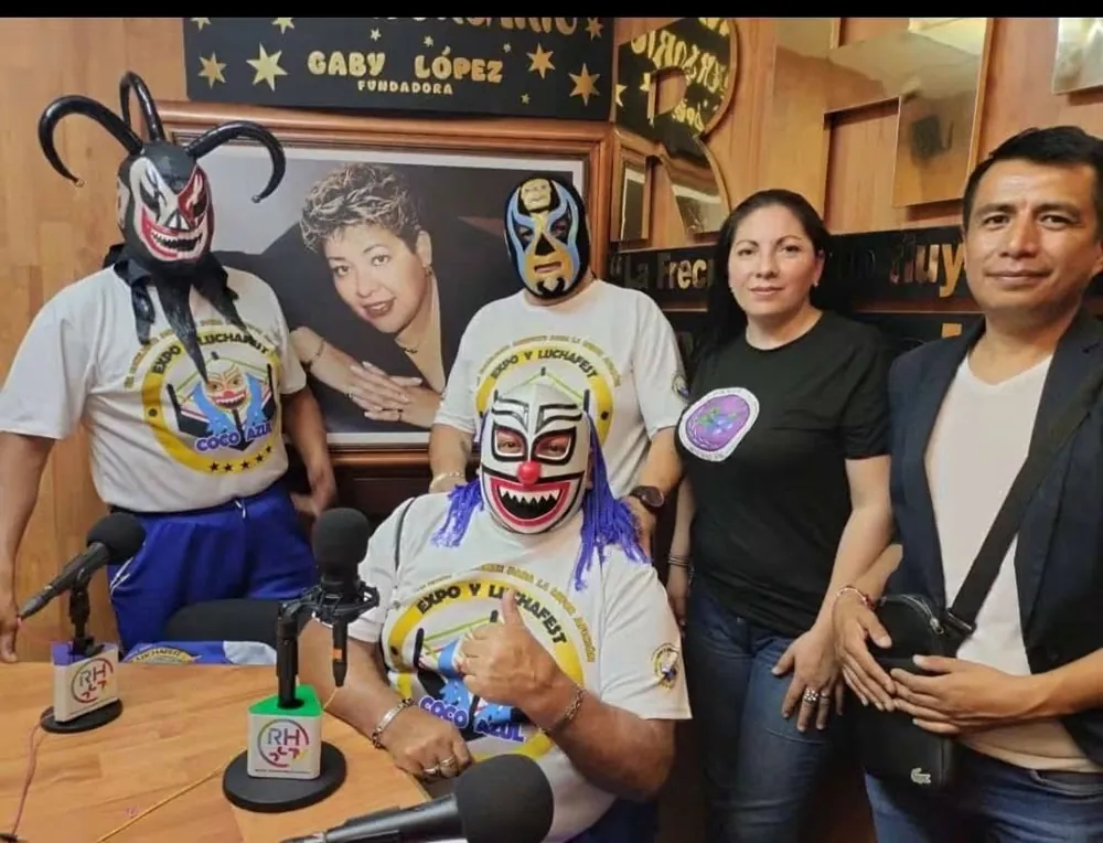 Entrevista de radio con luchadores enmascarados y dos integrantes de la fundación