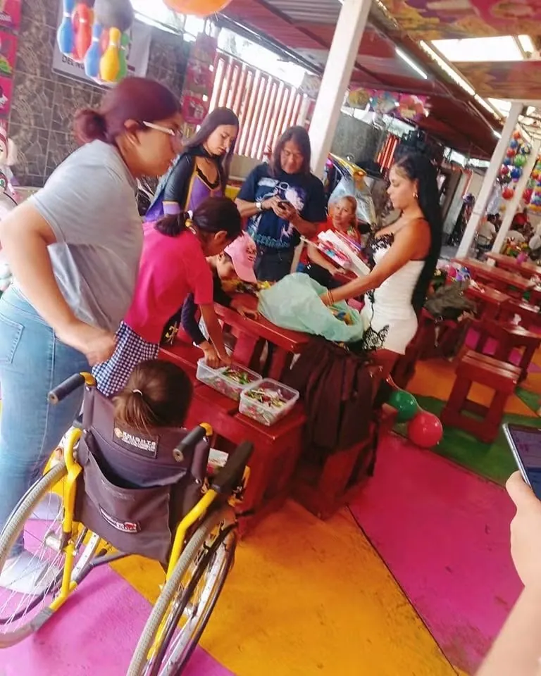 Entrega de juguetes a niñas y niños en un mercado