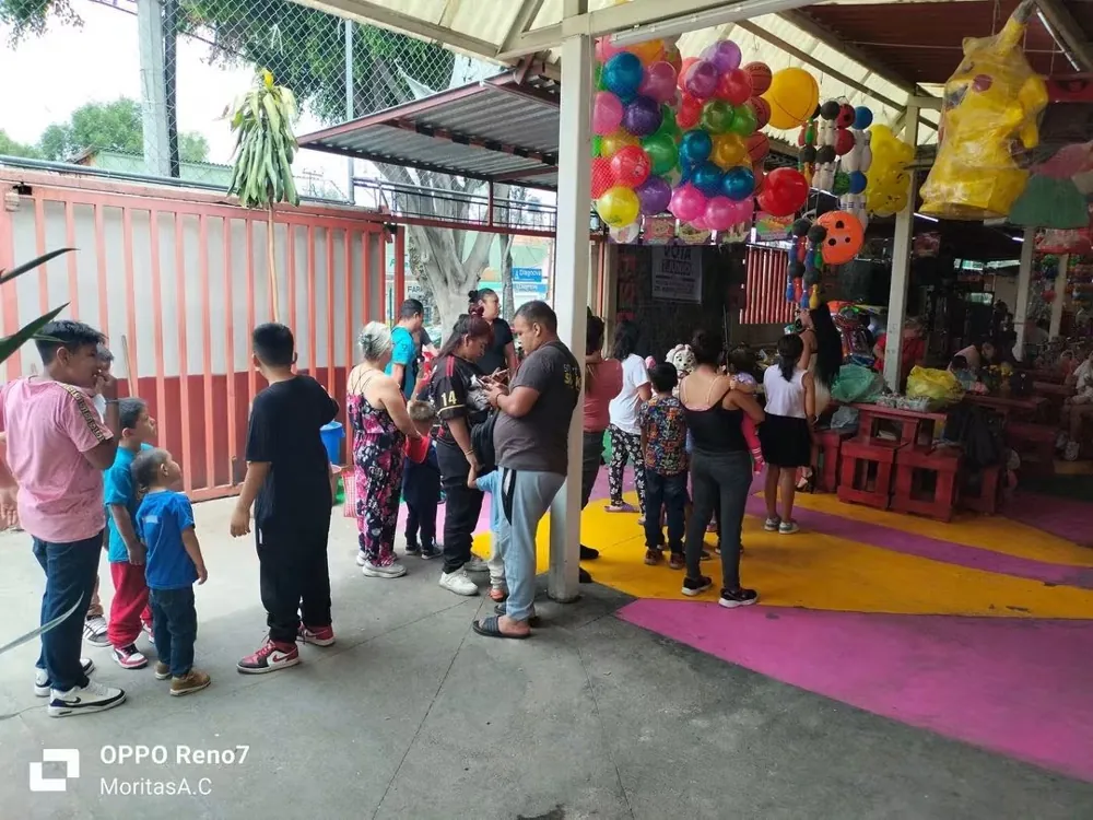 Jornada de entrega con globos y familias reunidas en el mercado