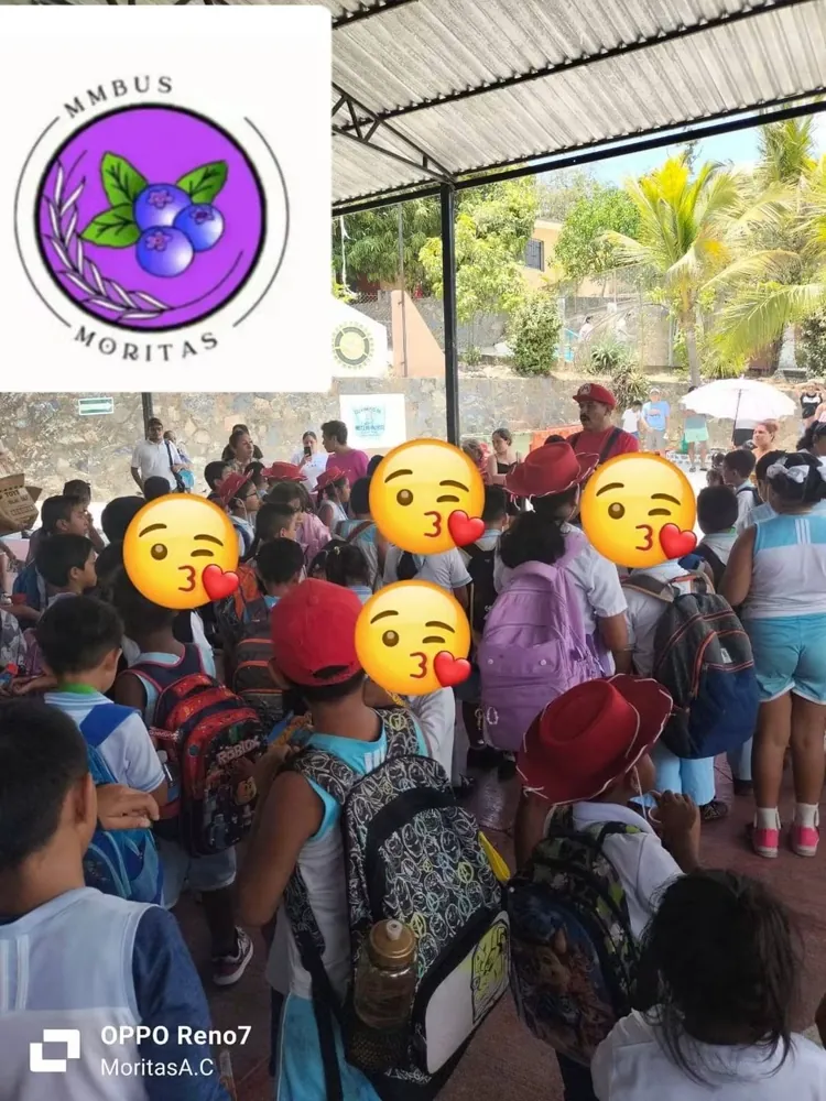 Estudiantes reunidos durante una jornada escolar de la fundación