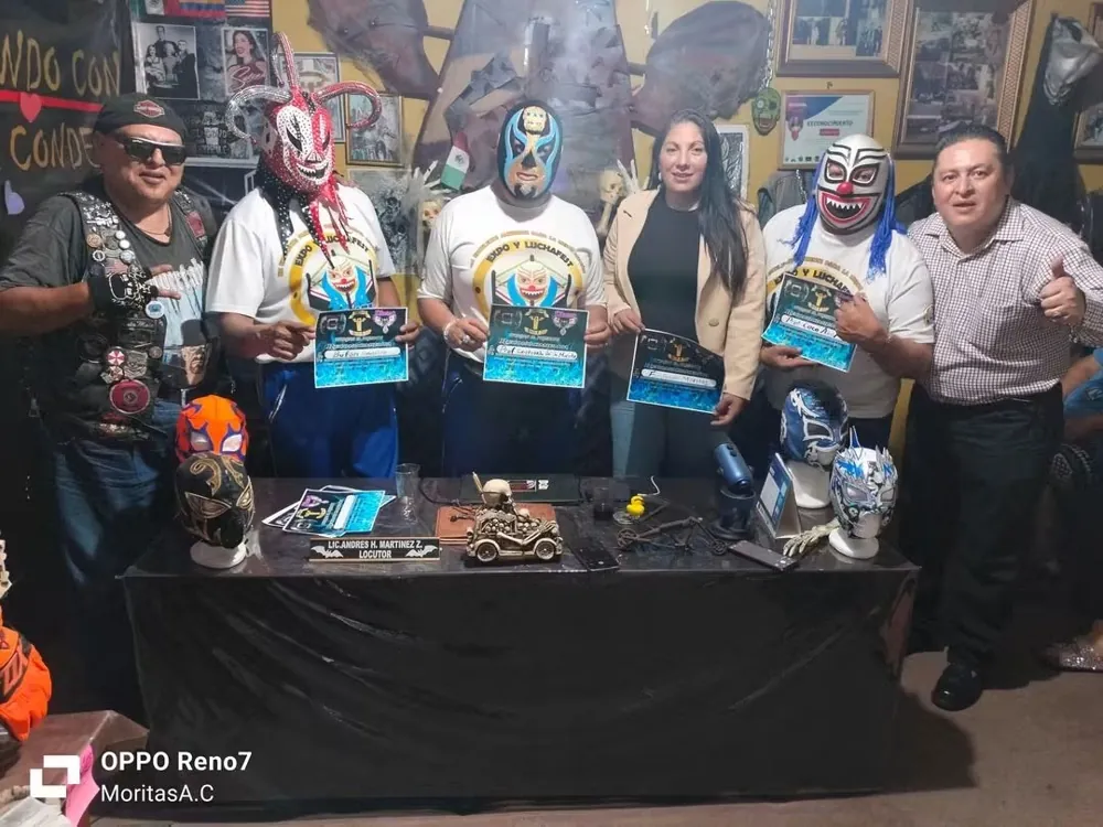 Luchadores exhiben sus piezas en una mesa durante un evento