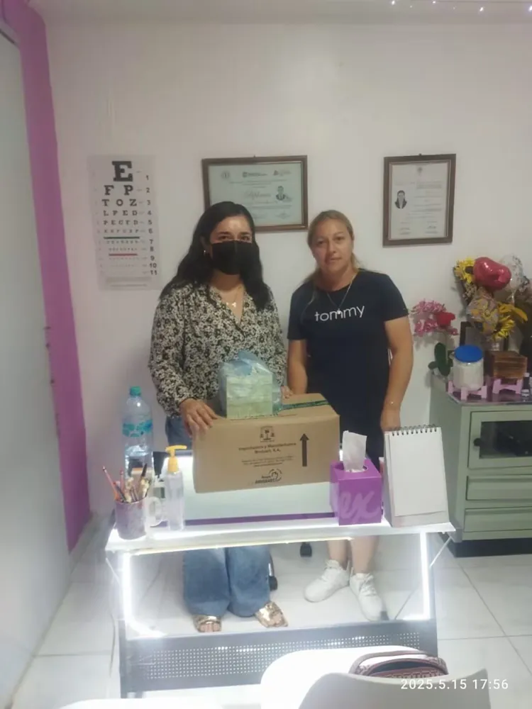 Dos mujeres en un consultorio con una caja de apoyos