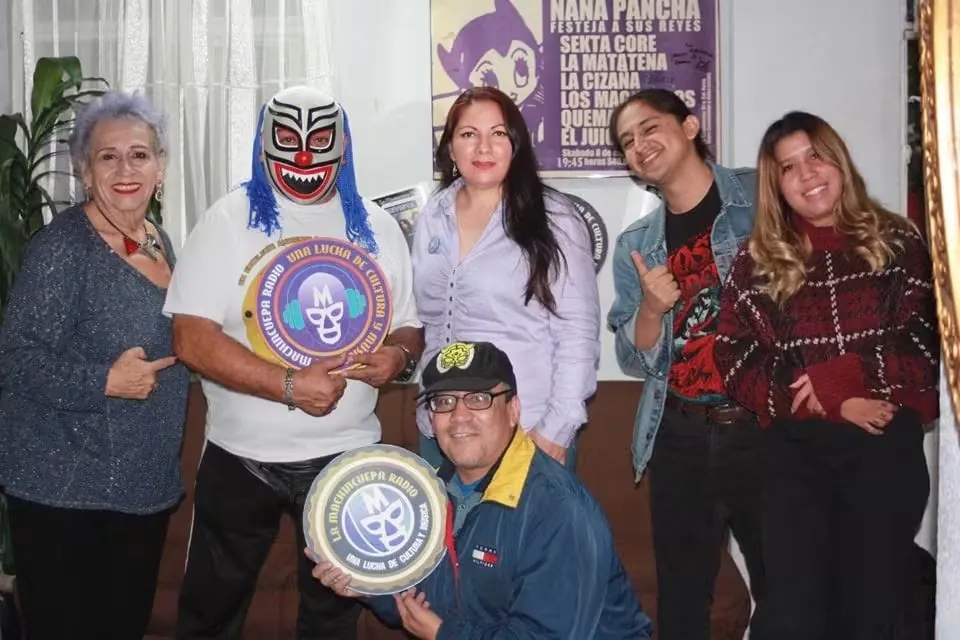 Luchador recibe un reconocimiento junto a integrantes de la fundación