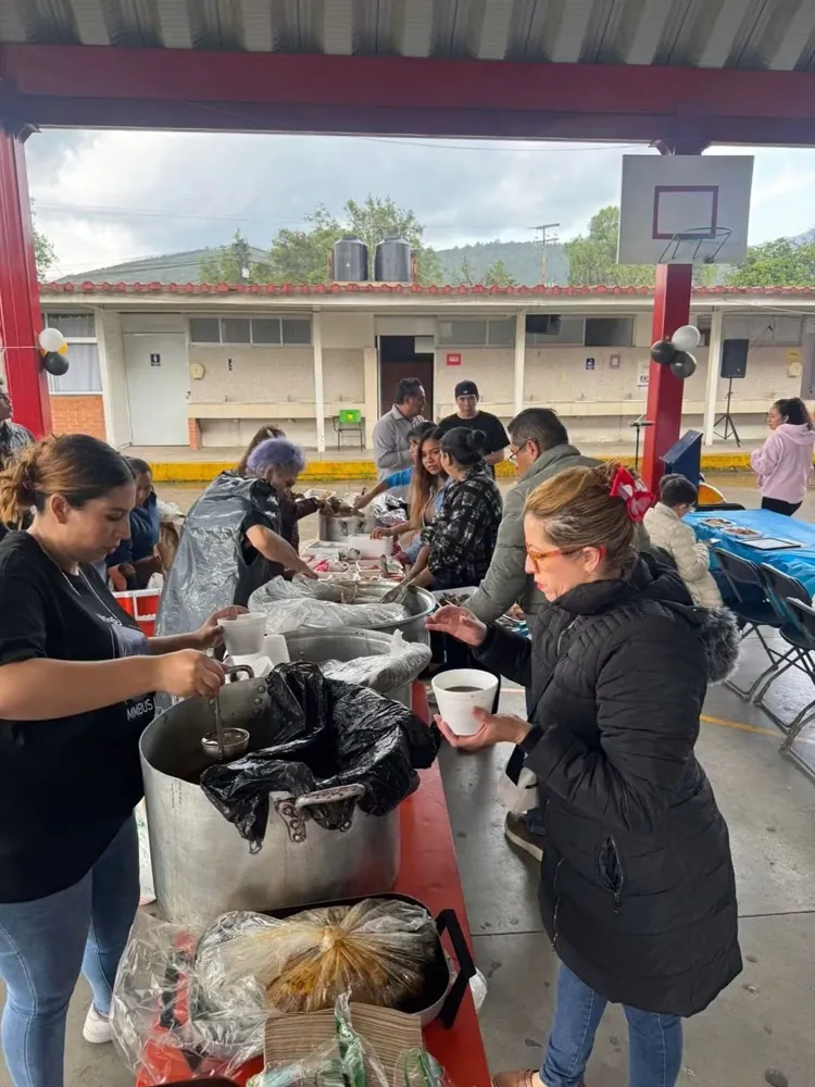 Comida preparada en una escuela durante una jornada de la fundación