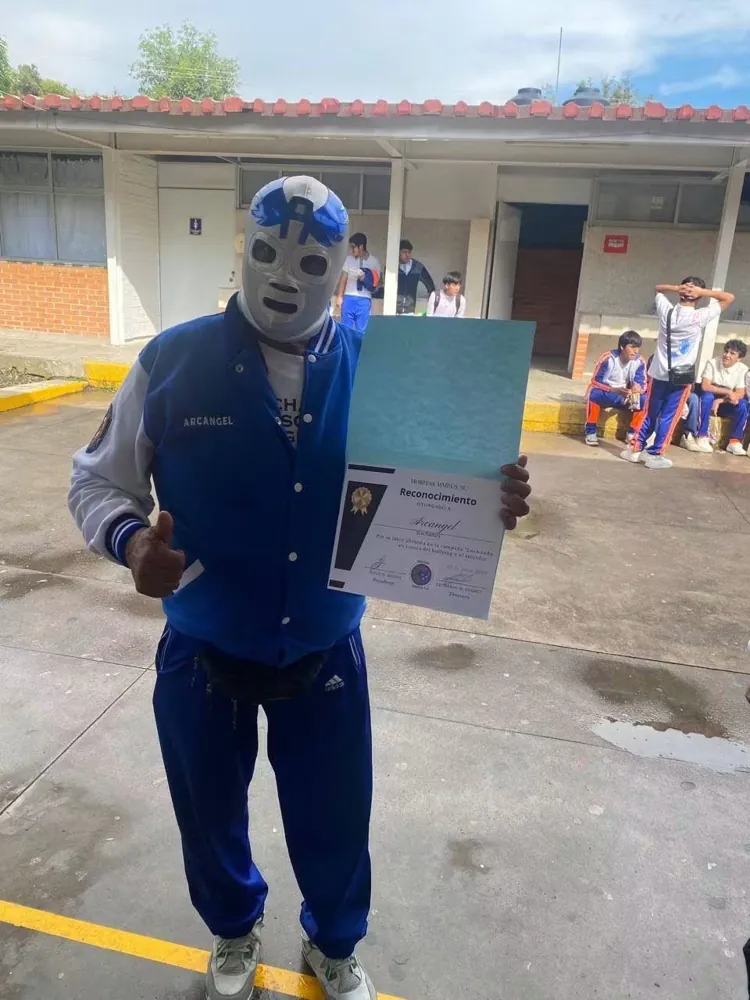 Luchador enmascarado muestra su constancia