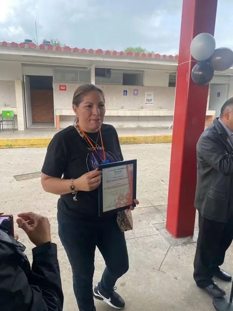 Integrante de la fundación recibe un reconocimiento enmarcado